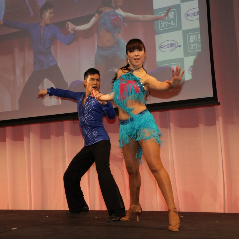 経済産業省のイベントで行われたペアダンスパフォーマンスの様子。StageCast登録アーティストによるエネルギッシュなステージ。