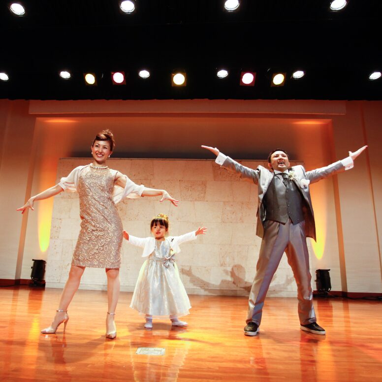 結婚披露宴で新郎とお姉様が一緒に踊るステージ演出の写真。StageCast登録アーティストが構成・演出を担当。